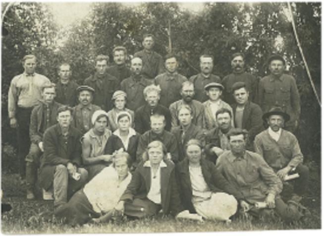 Кощеев А.И. 3 ряд справа 1942г. Трехозерский МТС::Фотографии участников Великой Отечественной войны и документы по Спасскому району (до 1946г.) g2id41934