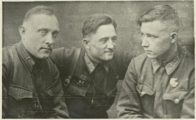 Мельников В.С. справа с фронтовыми товарищами::Фотографии участников Великой Отечественной войны и документы по Спасскому району (до 1946г.) g2id42046