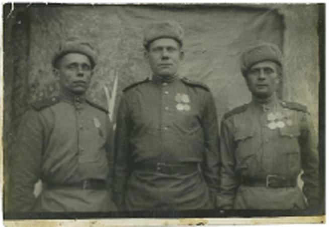 Николаев Алексей П. в центре::Фотографии участников Великой Отечественной войны и документы по Спасскому району (до 1946г.) g2id42134