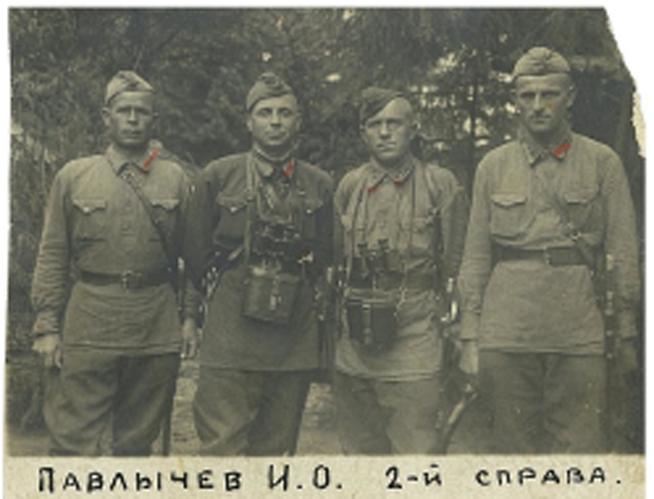 Павлычев И.О. второй справа командир эскодрона   под Московой 1941-42гг::Фотографии участников Великой Отечественной войны и документы по Спасскому району (до 1946г.) g2id42170
