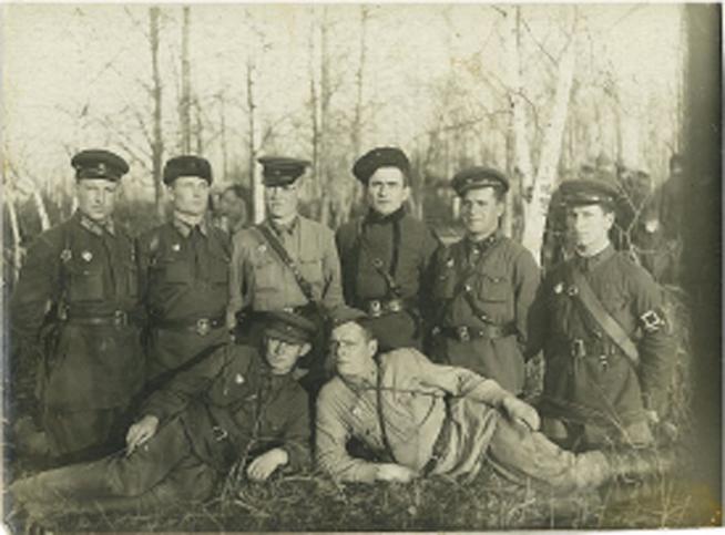 Палагин И.С.. стоит второй слева::Фотографии участников Великой Отечественной войны и документы по Спасскому району (до 1946г.) g2id42174