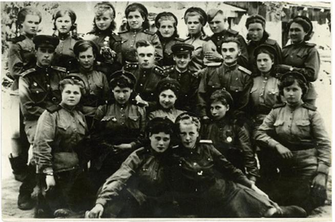 Потапова Мария 2 ряд вторая справа, связист::Фотографии участников Великой Отечественной войны и документы по Спасскому району (до 1946г.) g2id42210