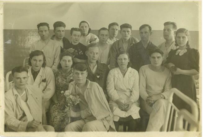 Романов Геннадий г. Казань , госпиталь первый ряд в центре::Фотографии участников Великой Отечественной войны и документы по Спасскому району (до 1946г.) g2id42258