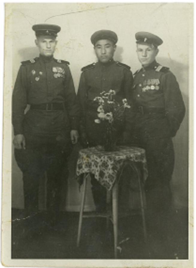 Седов Петр Степанович слева 1946г Германия::Фотографии участников Великой Отечественной войны и документы по Спасскому району (до 1946г.) g2id42318