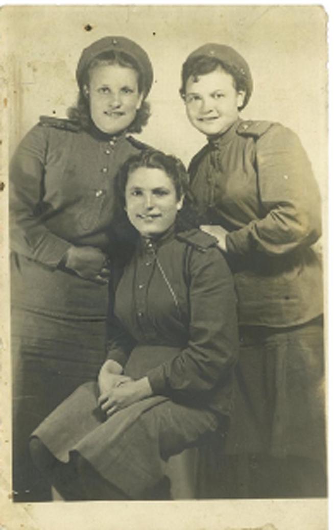 Семушина Е.В.стоит слева 1945г::Фотографии участников Великой Отечественной войны и документы по Спасскому району (до 1946г.) g2id42330