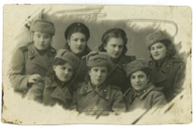 Семушина Елена 2 ряд вторая слева 1945г::Фотографии участников Великой Отечественной войны и документы по Спасскому району (до 1946г.) g2id42334