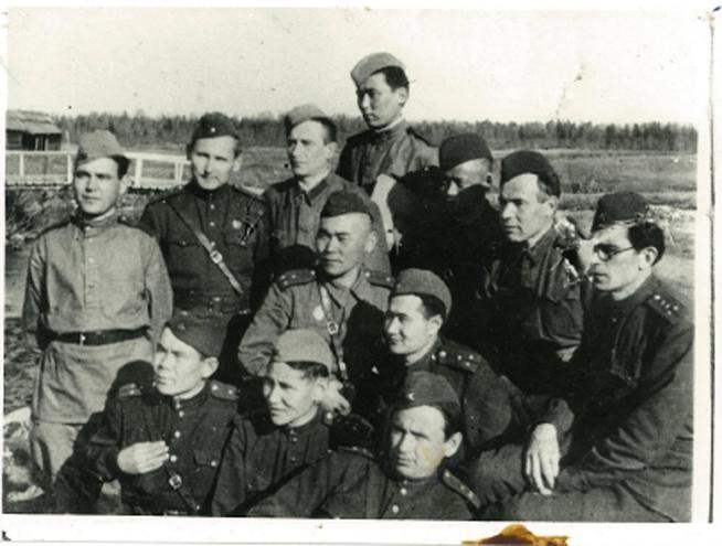 Хасанов З.К.  стоит слева 1943г. Сотрудники фронтовой газеты Вперед на врага. Калининского фронта::Фотографии участников Великой Отечественной войны и документы по Спасскому району (до 1946г.) g2id42490