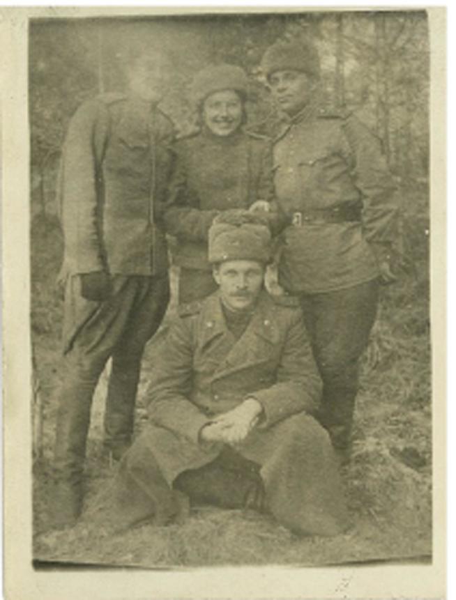 Чегодаев Н.В. командир батареи (впереди).Северо - западный фронт::Фотографии участников Великой Отечественной войны и документы по Спасскому району (до 1946г.) g2id42522