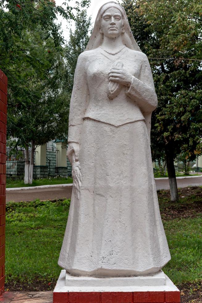 Памятник «Скорбящей матери» («Аналарга мәңгелек дан»). Мамадыш. 2014::Мамадышский район g2id17361