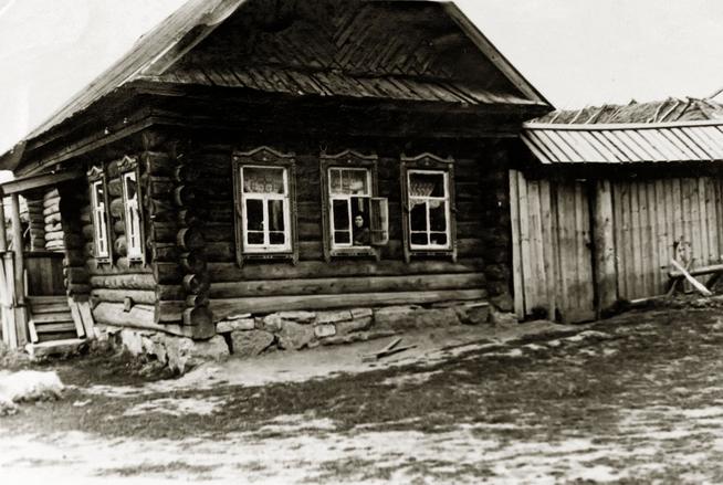 Фото. Дом, где родилась А.А. Шишмагаева в Елабужском районе в селе Костенеевка. 1960-е-1970-е ::Мамадышский район g2id17633