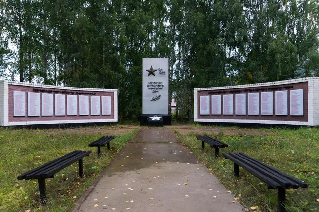 Мемориальный комплекс в честь односельчан, павших в годы Великой Отечественной войны. Село Олуяз. 2014::Мамадышский район g2id17637