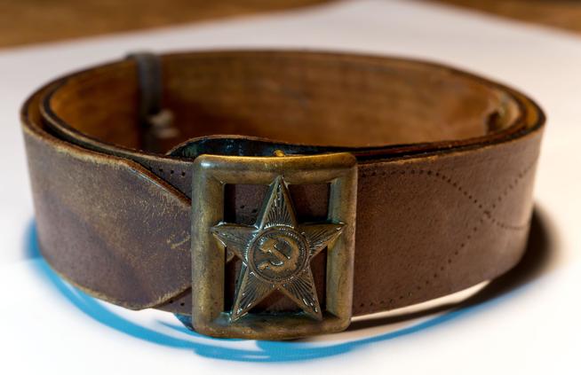 Ремень форменный Валеева Х.В. СССР. 1940-е. Кожа, металл::МБУ «Мамадышский краеведческий музей». 2014 g2id16869