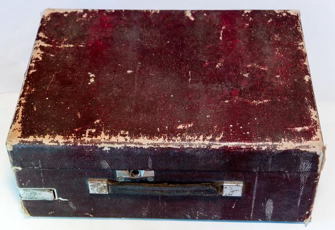 Патефон Валеева Х.В. СССР. 1940-е. Дерево, металл, пластмасса::МБУ «Мамадышский краеведческий музей». 2014 g2id16881