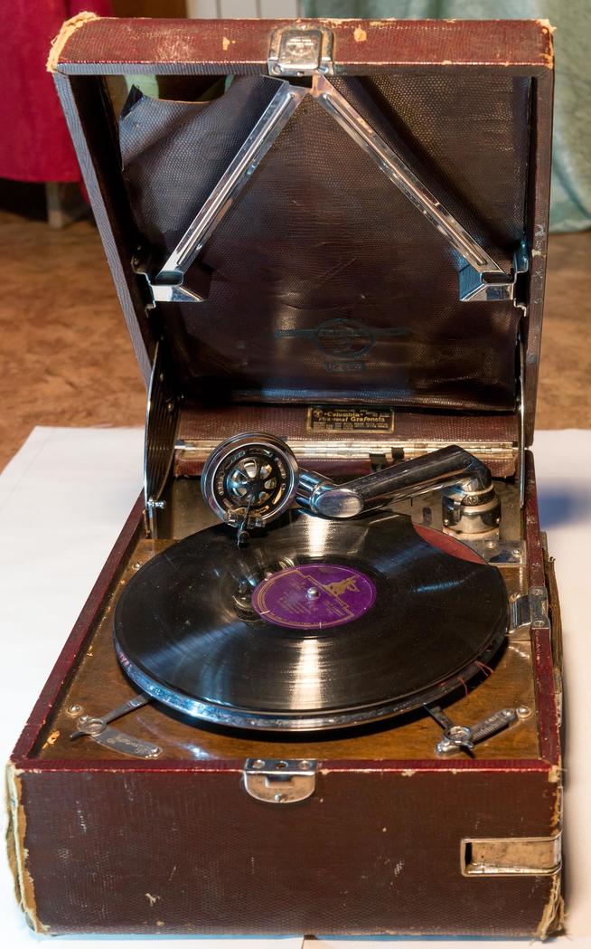 Патефон Валеева Х.В. СССР. 1940-е. Дерево, металл, пластмасса::МБУ «Мамадышский краеведческий музей». 2014 g2id16885