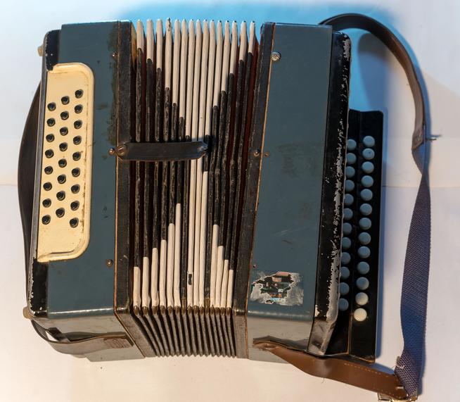 Гармонь двухрядная участника Великой Отечественной войны Сафина Г. 1940-е. Кожа, дерево, металл::МБУ «Мамадышский краеведческий музей». 2014 g2id16901