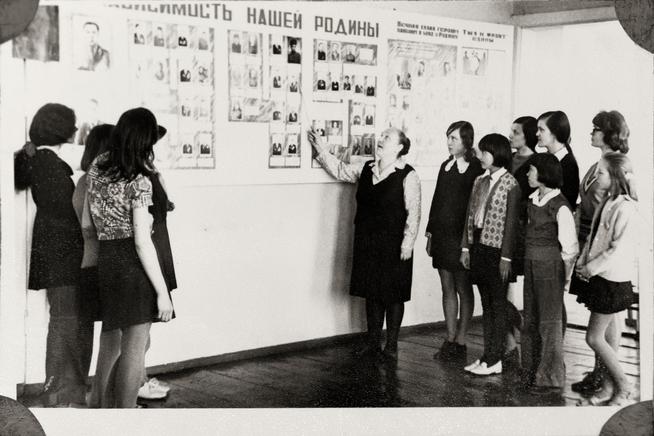 Фото. Андронова Е.М. - основатель Мамадышского краеведческого музея, ведет экскурсию для учащихся. 1970-е ::МБУ «Мамадышский краеведческий музей». 2014 g2id17061