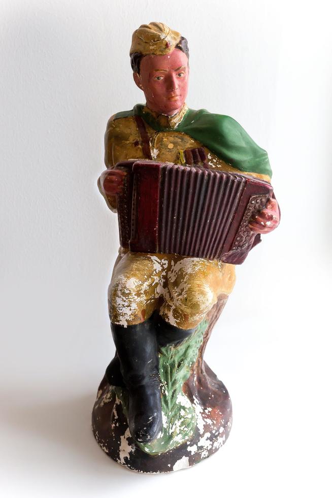 Скульптура. Василий Теркин играет на гармони в положении сидя на пне. 1950-е::МБУ «Мамадышский краеведческий музей». 2014 g2id17429