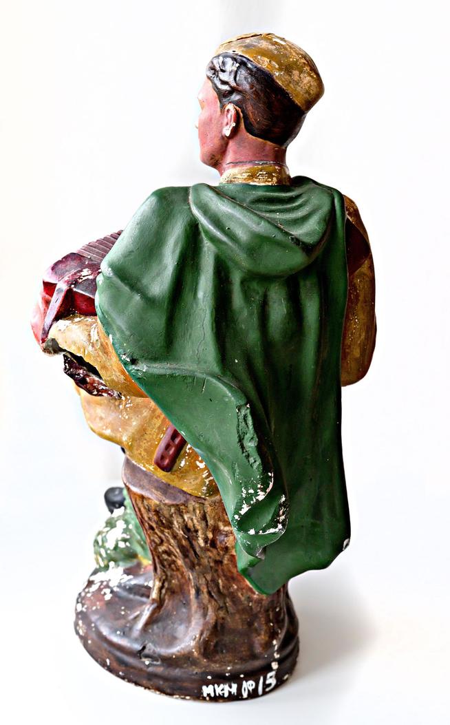 Скульптура. Василий Теркин играет на гармони в положении сидя на пне. 1950-е::МБУ «Мамадышский краеведческий музей». 2014 g2id17437
