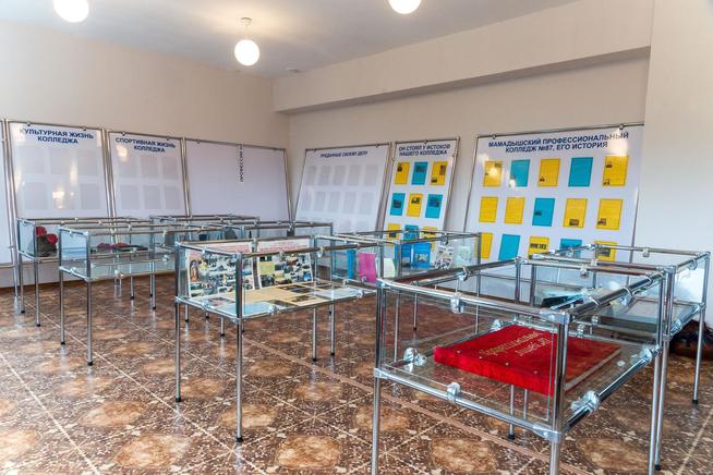 Фрагмент экспозиции музея с материалами по Великой Отечественной войне в музее при Мамадышском профессиональном колледже №87. 20::Мамадышский профессиональный колледж № 87. 2014 g2id17461