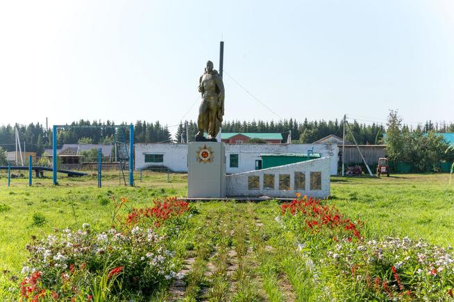 Памятник, посвященный павшим в годы Великой Отечественной войны. Село Ядыгерь, Кукморский район. 2014::Кукморский район g2id1737