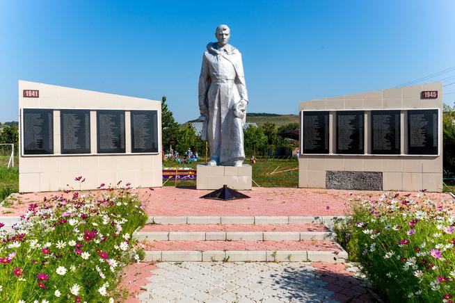 Мемориальный комплекс, посвященный павшим в годы Великой Отечественной войны. Село Большой Кукмор, Кукморский район. 2014::Кукморский район g2id1765