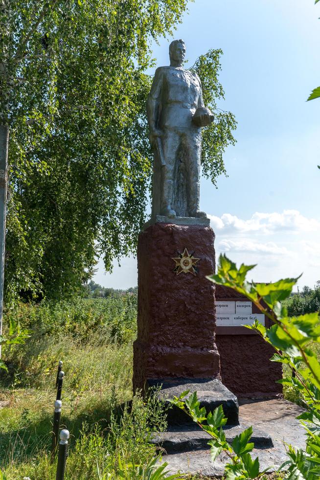 Памятник советскому солдату. Село Нижний Искубаш. 2014::Кукморский район g2id2101