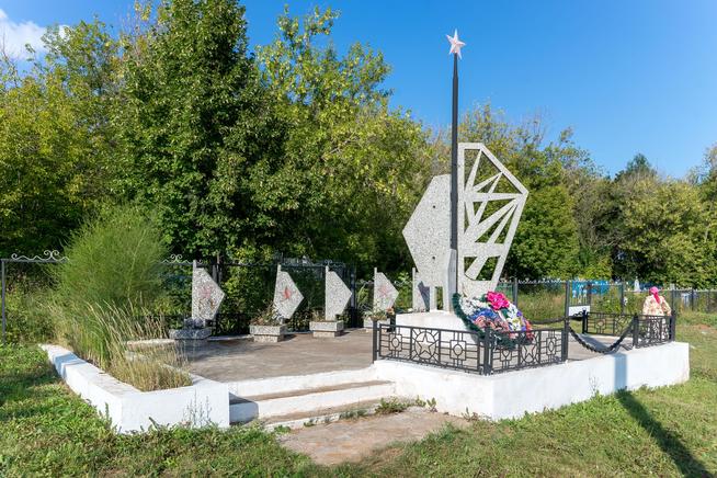 Памятник павшим в годы Великой Отечественной войны возле Кукморского кладбища. 2014   ::Кукморский район g2id2345