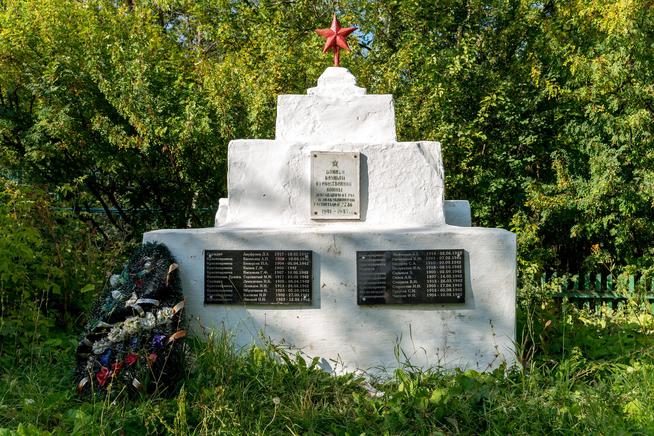 Памятник воинам Великой Отечественной войны, умершим от ран в эвакуационном госпитале №2786 Кукморском кладбище. 2014::Кукморский район g2id2349
