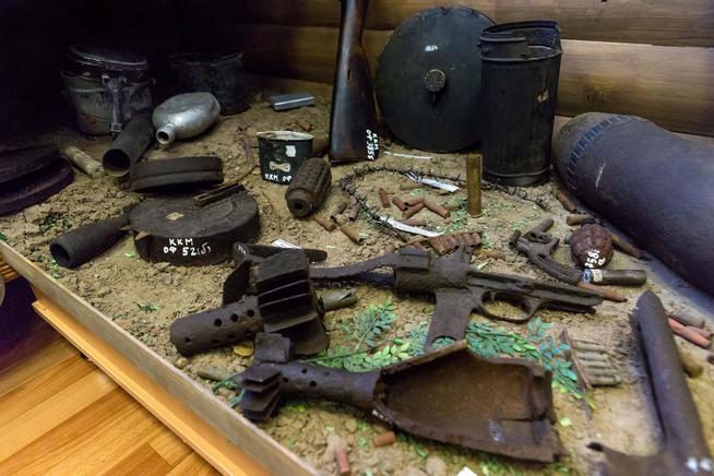 Фрагмент экспозиции, посвященный поисковым экспедициям по местам боев. 2014::МБУК «Краеведческий музей Кукморского муниципального района» g2id1909