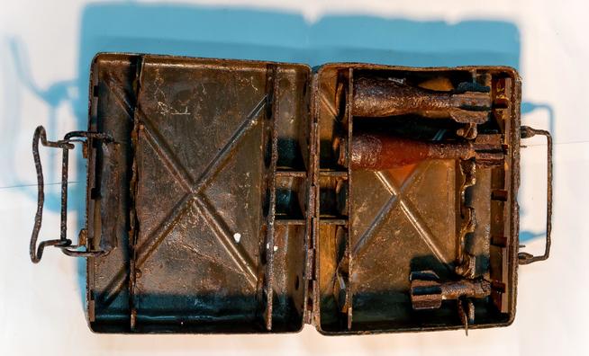 Ящик для мин со снарядами в раскрытом виде. Германия. Начало 1940-х. Металл. ::Дом культуры с.Олуяз, историко-краеведческий музей g2id2561