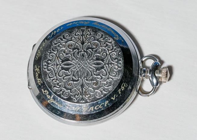 Часы писателя Даули Н. - участника Великой Отечественной войны. СССР. 1970-е. Металл, стекло::Муниципальное бюджетное учреждение культуры «Историко-краеведческий музей имени С.М.Лисенкова» Алькеевского района g2id18279