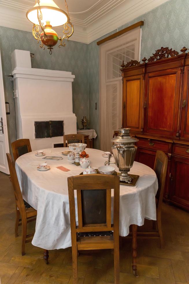 Фрагмент экспозиции. Печь в столовой  Дома-музея академиков А.Е. и Б.А. Арбузовых.2014::Дом-Музей академиков А.Е. и Б.А. Арбузовых g2id36743