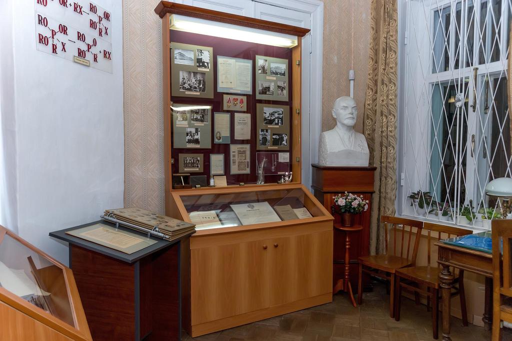 Арбузова билярск. Арбузовых. Дом-музей академиков арбузовых. Е. Дом арбузовых.