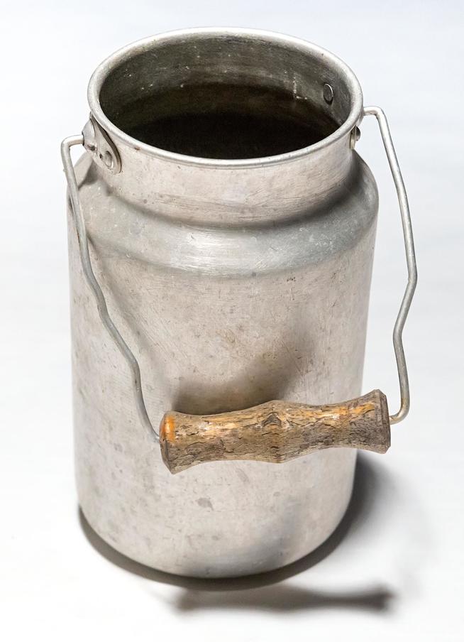 Бидон для молока писателя Даули Н. - участника Великой Отечественной войны. СССР. Середина ХХ в. Алюминий, дерево::Муниципальное бюджетное учреждение культуры «Историко-краеведческий музей имени С.М.Лисенкова» Алькеевского района g2id18451