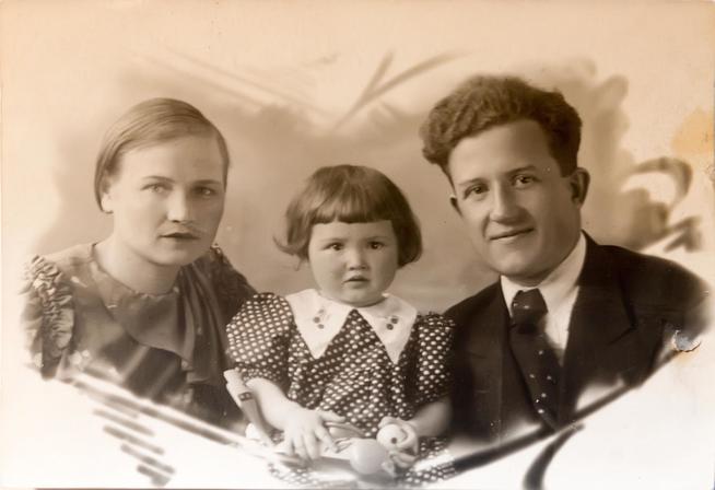 Фото.Румянцев С.В. с семьей.1940-е::Музей истории КНИТУ-КАИ g2id37031