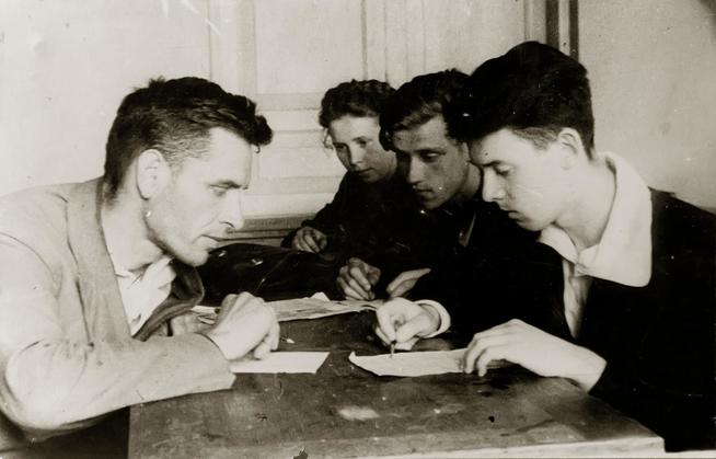 Фото. Сдача экзаменов в годы Великой Отечественной войны .1940-е::Музей истории КНИТУ-КАИ g2id37127