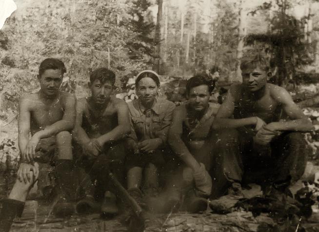 Фото.Студенты КАИ на лесозаготовках.1944::Музей истории КНИТУ-КАИ g2id37147