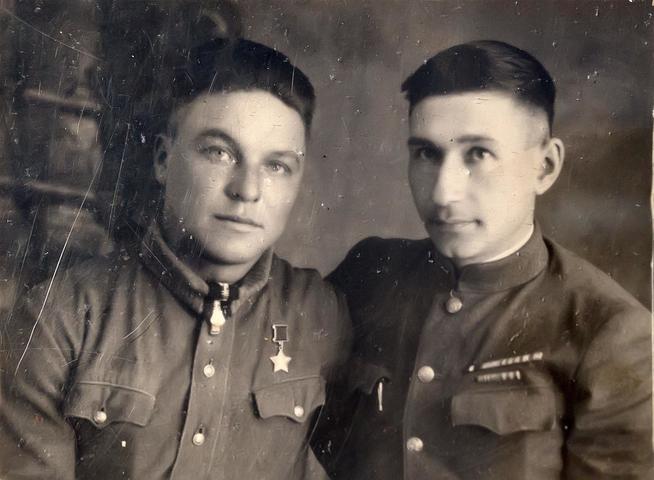 Фото.Герой Советского Союза - Казаков А.С. (Слева).1940-е::Музей истории КНИТУ-КАИ g2id37223