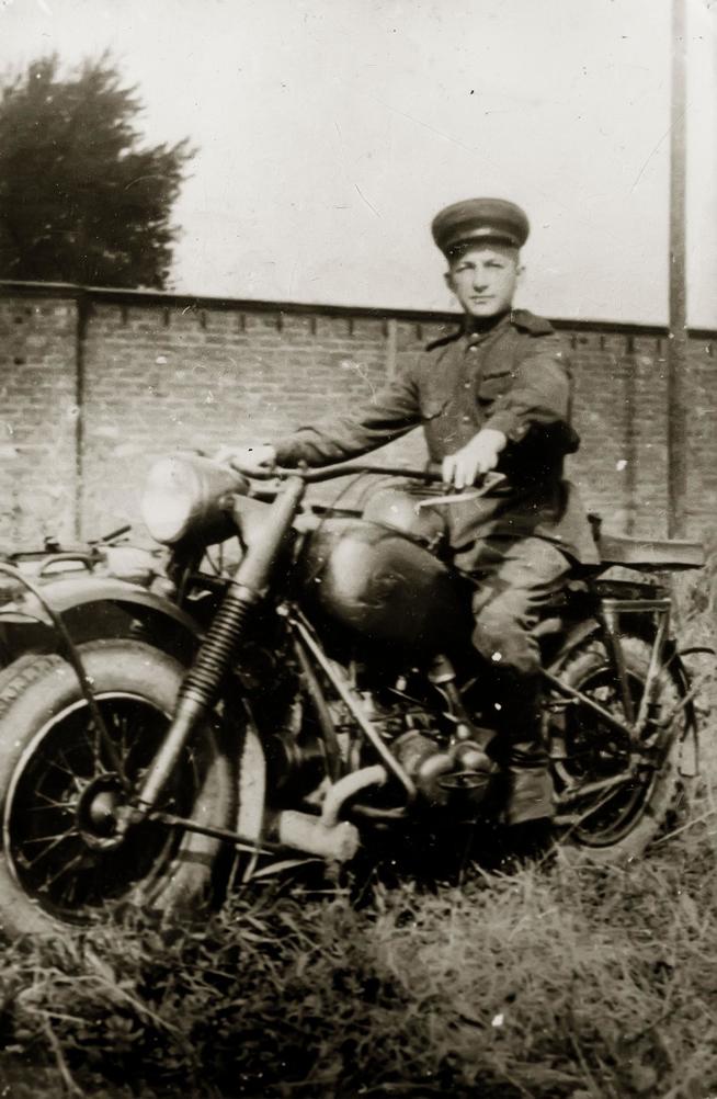 Фото. Юнусов Ф.С.  на трофейном мотоцикле BMW.1944::Музей истории КНИТУ-КАИ g2id37231