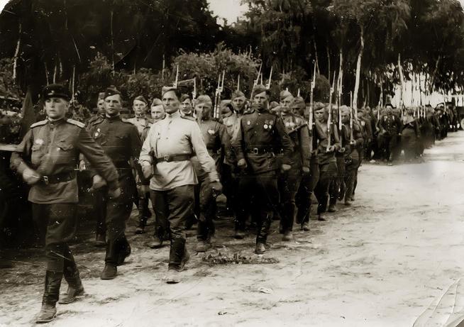 Фото. Ржевский Е.В. во главе колонны солдат. апрель,1945::Музей истории КНИТУ-КАИ g2id37247