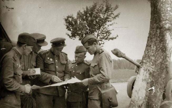 Фото. Постановка боевой задачи. Манохин Д.Г. (в центре). 1945::Музей истории КНИТУ-КАИ g2id37292