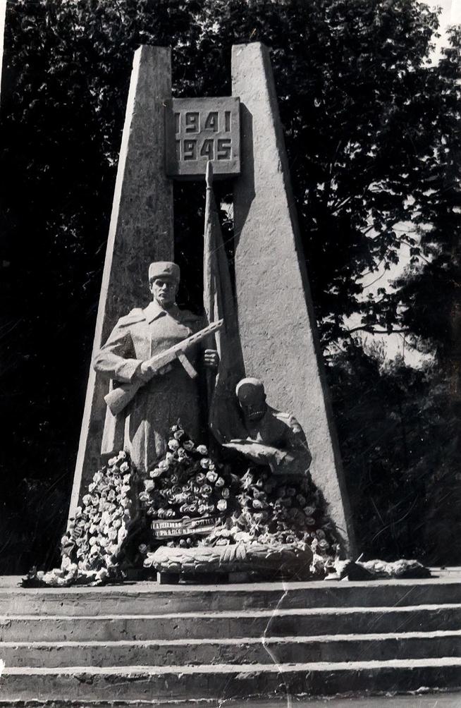 Фото. Памятник на братской могиле – месте захоронения Адгамова И.С. в Курской области( погиб в  1943)::Музей истории КНИТУ-КАИ g2id37380