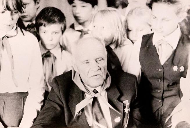 Фото. Ханжин П.С. среди учащихся. 1981::МБОУ «Тетюшская средняя общеобразовательная школа №1 имени Героя Советского Союза Ханжина Павла Семеновича» g2id18745