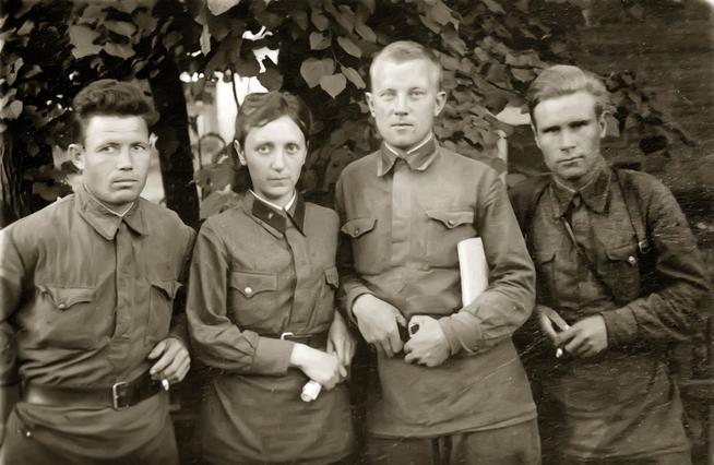Фото. Данилов А.В. (2-ой справа) с боевыми товарищами. 1940-е::Музей истории КНИТУ-КАИ g2id37392