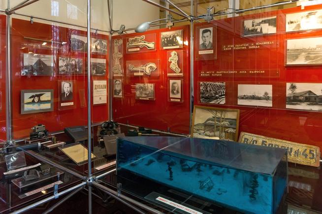 Фрагмент экспозиции музея посвящен деятельности Казанского оптико-механического завода  в 1941-1945::Музей боевой и трудовой славы КОМЗ в пос. Дербышки g2id37756