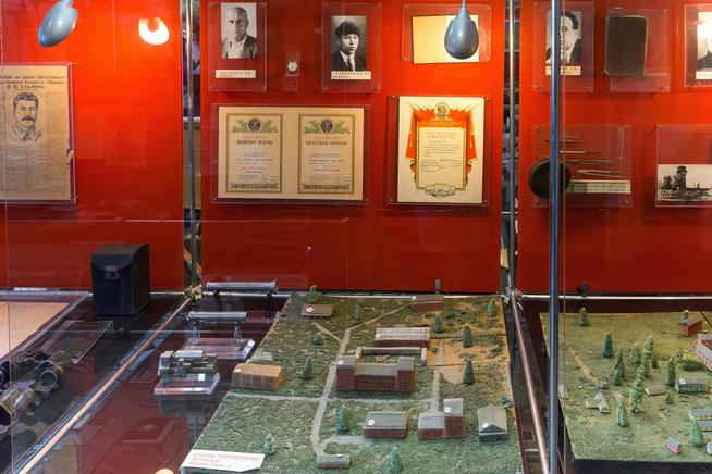 Фрагмент экспозиции музея со схемой-макетом территории завода № 237 в1941::Музей боевой и трудовой славы КОМЗ в пос. Дербышки g2id37764