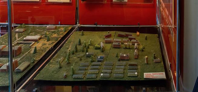 Фрагмент экспозиции музея со схемой - макетом территории поселка Дербышки в 1941::Музей боевой и трудовой славы КОМЗ в пос. Дербышки g2id37768
