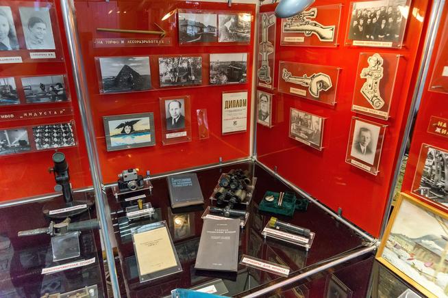 Витрина в музее с оптическими приборами выпускаемыми заводом № 237  в 1941-1945::Музей боевой и трудовой славы КОМЗ в пос. Дербышки g2id37776