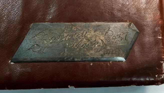 Металлическая пластина на альбоме  с гравировкой ʺ Завком завода № 237ʺ 1944::Музей боевой и трудовой славы КОМЗ в пос. Дербышки g2id37844