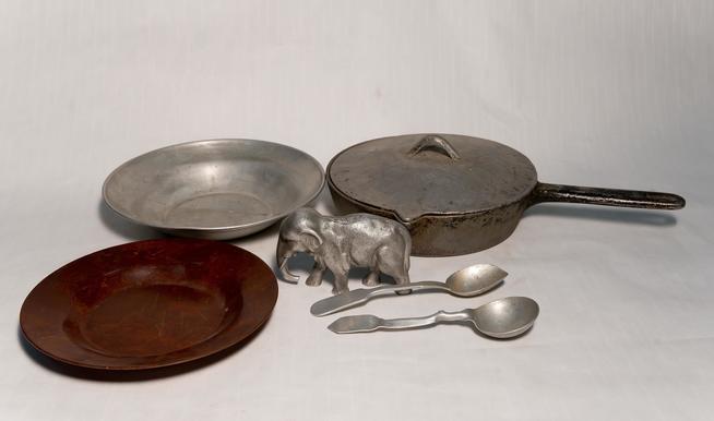 Предметы быта,  выпускавшиеся  на заводе № 237 в 1941-1945::Музей боевой и трудовой славы КОМЗ в пос. Дербышки g2id37944